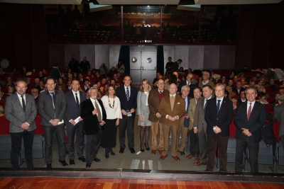 Foto de familia de autoridades asistentes al primer acto con motivo del cincuenta aniversario de la ETSIAM