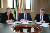 De izda. a dcha., Daniel Peña, José Manuel Roldán y Esteban Morales suscriben el acuerdo de colaboración