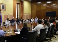 Juan Pablo Durán, presidente del Parlamento, con los participantes en el Laboratorio Jurídico sobre Desahucios de la Universidad de Córdoba