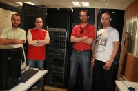 Miembros del grupo de investigación junto a los equipos informáticos