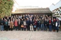 Becarios con representantes de la UCO y de la Fundación Cajasur en uno de los patios del Palacio
