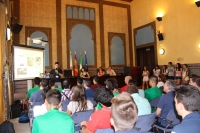 Un grupo de estudiantes presenta su proyecto en la sala Mudéjar del Rectorado 