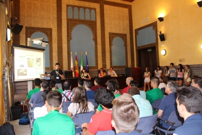Un grupo de estudiantes presenta su proyecto en la sala Mudjar del Rectorado 