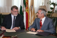 El rector, José Manuel Roldán, y el vicepresidente del Colegio de Médicos, Manuel Montero, conversan  antes de la firma del acuerdo