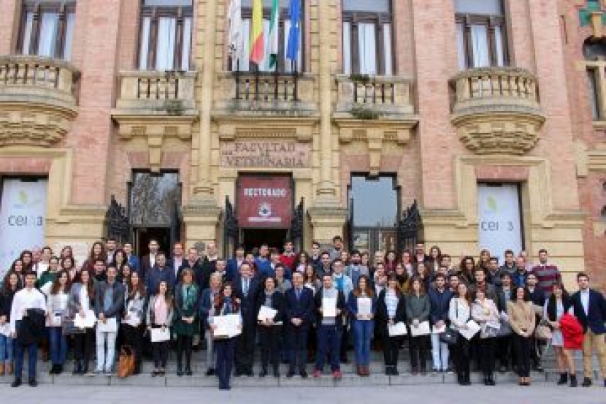 Un centenar de estudiantes recibe sus credenciales para iniciar su carrera investigadora en la Universidad de Córdoba