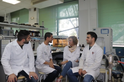 Integrantes del grupo RNM-271 en el laboratorio del Campus de Rabanales. 