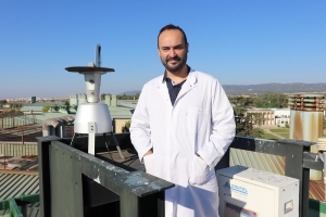 The researcher José Antonio Oteros Moreno together with an aerobiological collector model