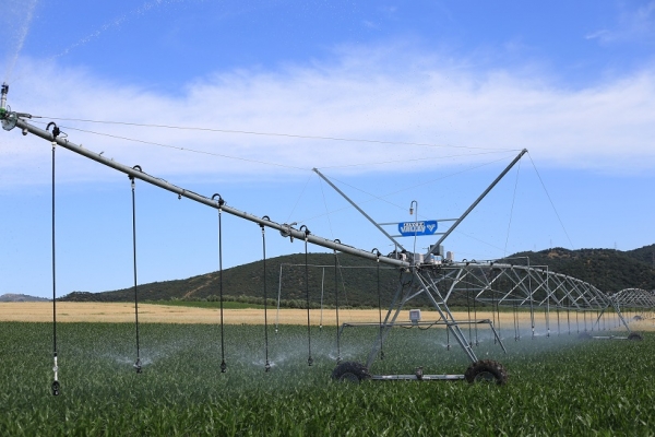 Sistema de riego con distribución de agua variable