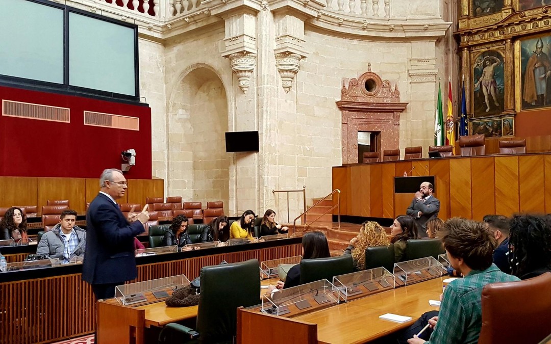 Alumnos del Máster de la Cátedra Unesco visitan el Parlamento andaluz