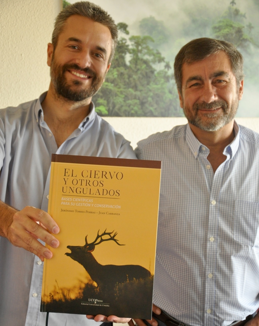 Dos profesores de la Universidad de Córdoba publican un libro sobre la explotación cinegética del ciervo