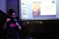 El investigador Félix Martínez durante un evento de divulgación científica en el Café Málaga