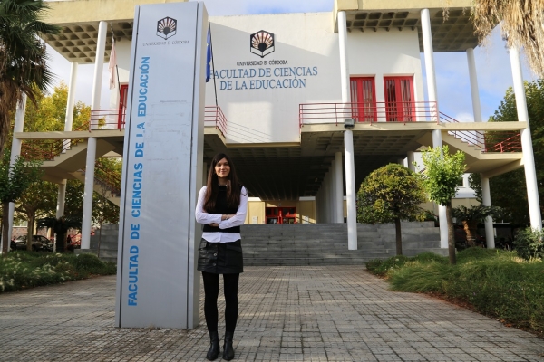 La autora de la investigación Esperanza García Sancho en la Facultad de Ciencias de la Educación 