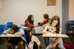 Un grupo de alumnos mira el móvil en clase en una foto de archivo.