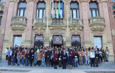 Participantes en el Congreso junto con el rector, la vicerrectora de Posgrado e Innovación Docente y la Directora del Secretariado de Doctorado de la Universidad de Córdoba