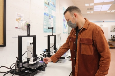 Un investigador de la UCO junto a una máquina de impresión 3D