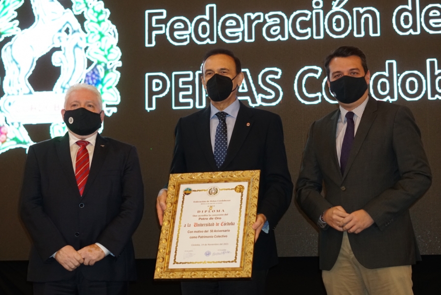 El rector recibe el Potro de Oro de la Federación de Peñas Cordobesas. Junto a él, Alfonso Morales y José María Bellido.