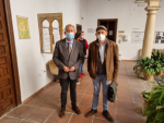El comisario de la exposición, Antonio Ramos, de la Universidad de Granada, y el decano de la Facultad, al inicio de la inauguración.