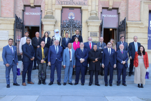 Foto de familia de la delegación Libia tras su visita a la UCO.