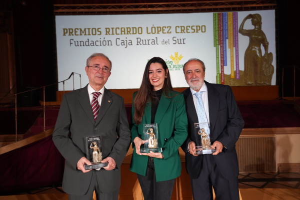 Francisco Montes, Laura Angulo y José Ramos con sus galardones.