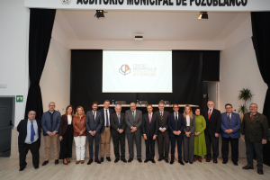 Foto de familia de autoridades participantes en la presentación del Centro Universitario de Desarrollo Agroalimentario Los Pedroches