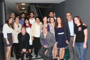 El director de Cultura de la Universidad de Córdoba, José Álvarez, con los integrantes del Grupo de Teatro de la UCO. 
