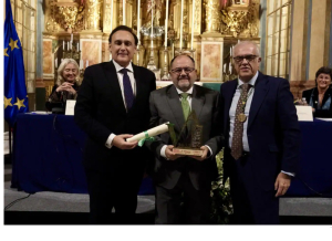 El profesor Carrasco recibe el premio de la mano del consejero de Universidad y el presidente del Consejo Andaluz de Colegios Oficiales de Veterinarios.