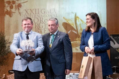 Rafael Moreno Rojas recoge el premio concedido a la Cátedra de Gastronomía.