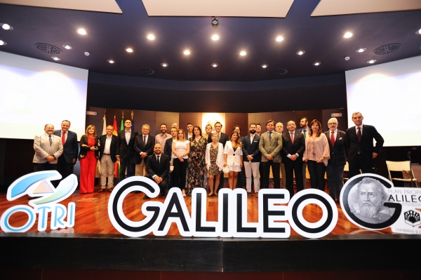 Foto de familia de autoridades y premiados en la Gala Galileo