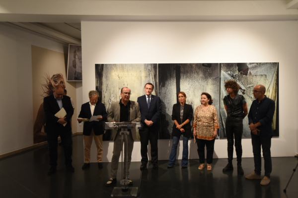 Autoridades asistentes a la inauguración de la exposición de Jorge Fuembuena junto al artista.