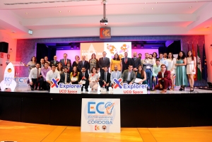 Foto de familia de autoridades, premiados y participantes del Programa Explorer