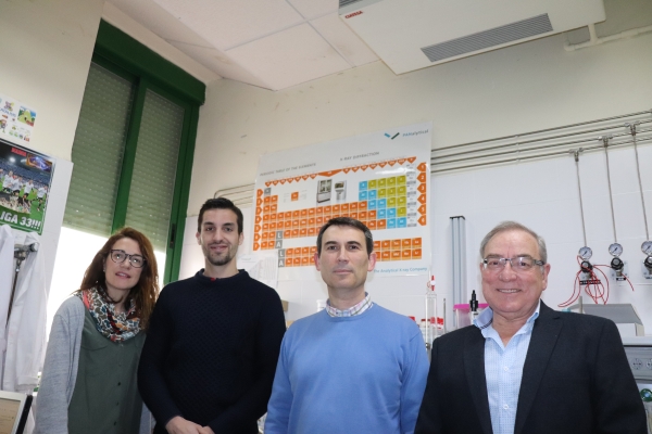 Investigadores del grupo FQM-346 de la Universidad de Córdoba en el laboratorio. 