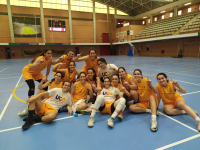 La selección de baloncesto femenino de la UCO celebrando su victoria.