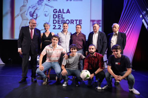 El equipo de fútbol 11 de la UCO reciben de José Antonio Camacho un balón firmado. Con ellos, su entrenador Juan de Dios Benítez, el rector, la directora del deporte universitario e Inocencio Arias.