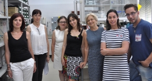 La catedrática Carmen Galán con su equipo de investigación de la Universidad de Córdoba