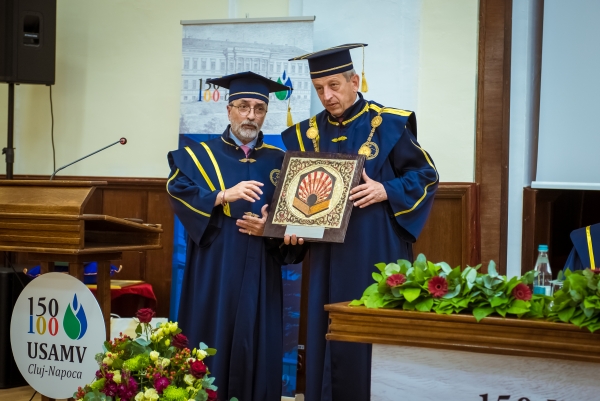 El profesor Miguel Moreno entrega al rector de la USAMV-CLUJ un cordobán de la Universidad de Córdoba en el transcurso del acto del 150 aniversario de la universidad rumana. 