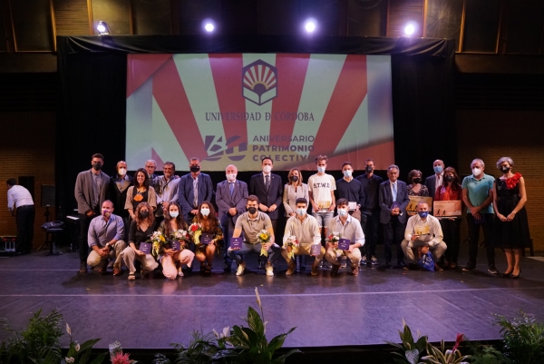Foto de familia de autoridades y deportistas participantes y reconocidos en la Gala. 