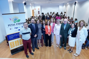 Foto de familia de autoridades académicas y alumnado del Máster Erasmus Mundus Petal inaugurado hoy.