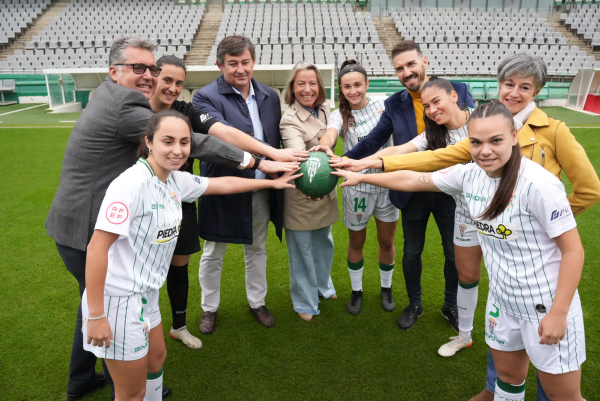 Las autoridades y las jugadoras del Córdoba Femenino, durante la presentación del partid