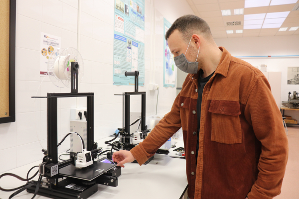 Un investigador de la UCO manipula una máquina de impresión 3D