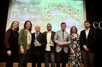 Los premiados de la UCO junto a las vicerrectoras de Campus Sostenible e Innovación y Transferencia y el director del Córdoba.