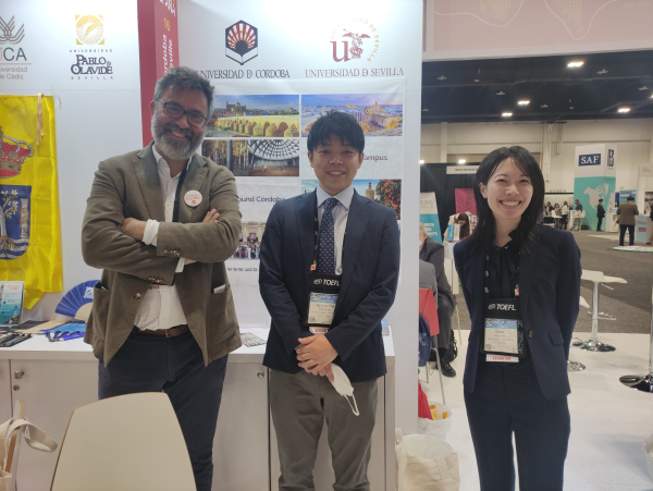 Kana &amp; Tatsuya, responsables de la Oficina de Relaciones Internacionales de Aoyama Gakuin University (Aoyama Campus), junto al responsable de la ORI de la UCO.