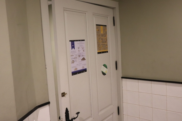 Imagen de uno de los baños en los que se ha desarrollado la iniciativa. 