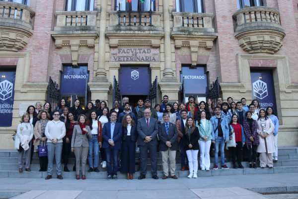 Foto de familia de los estudiantes junto a autoridades académicas de la UCO y personal de la Fundación Carolina.