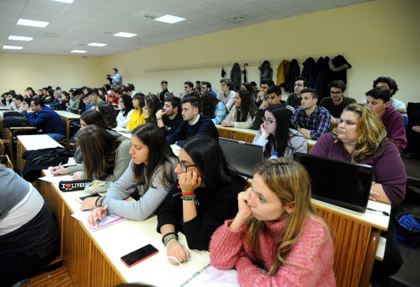 Participantes en la sesión inaugural de la II Feria de Debate Universitario.