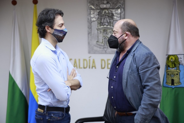El alcalde de Medellín, Daniel Quintero Calle, conversa con el director de la Cátedra Unesco de Resolución de Conflictos de la UCO, Manuel Torres.