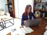Una profesora de UCOidiomas durante una de sus clases online