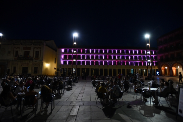 El Aula de la Luz ilumina el edificio de UCOCultura con un espectáculo homenaje al 40º aniversario Festival de la Guitarra