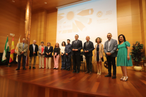 Autoridades académicas juntos a los ponentes y alumnos premiados.