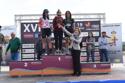 La vicerrectora entregando los premios a las ciclistas ganadoras en categoría femenina.