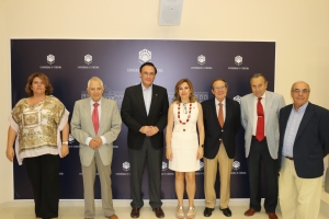 Foto de familia de representantes de ambas instituciones tras la firma del convenio